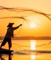  夕阳下渔夫于船上撒网396#横屏 	 