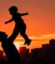  夕阳下父亲抛举孩子画面364#横屏 	 - 