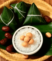 竹篮中摆放的粽子与食材639#横屏 