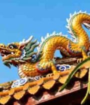  屋顶上的彩色龙形装饰522#横屏 	 