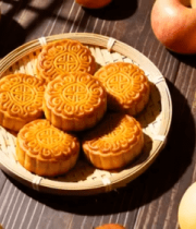 竹盘内摆放的广式月饼与水果3428#横屏 