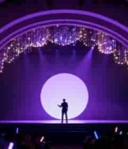  舞台上表演者举手表演画面2101#横屏 	 