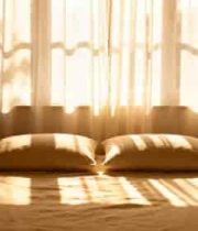  卧室阳光透过窗帘洒在床上2204#横屏 	 