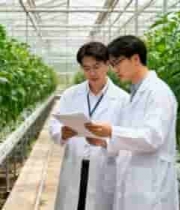  温室大棚内科研人员查看记录112#横屏 	 