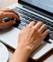  双手在笔记本电脑上打字462#横屏 	 