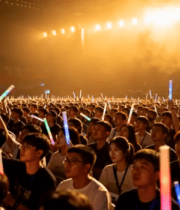 音乐会现场观众手持荧光棒2797#横屏 