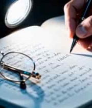  手执笔在笔记本上书写画面2345#横屏 	 