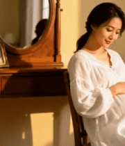 孕妇室内轻抚腹部温馨瞬间221#横屏 