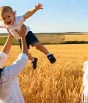  田野中母亲与孩子互动场景506#横屏 	 