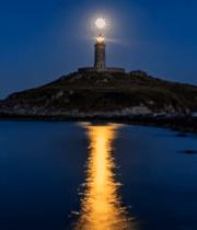 月夜海边灯塔全景4633#横屏 