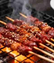 炭火上烤制的羊肉串特写1711#横屏 	 -