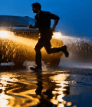 雨夜男子奔跑于汽车旁1644#横屏 