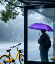 雨天公交站撑伞候车的人2707#横屏 