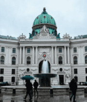 雨中欧式建筑前的行人1966#横屏 