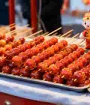  摊位上的糖葫芦与新年玩偶1890#横屏 	 