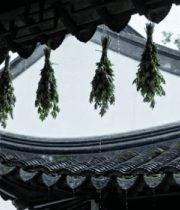 中古建筑屋檐挂艾草画面2402#横屏 