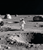 宇航员在月球表面行走素材4793#横屏 