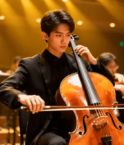 音乐会中男子演奏大提琴画面5477#横屏 