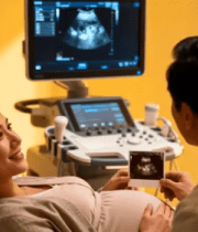 医生给孕妇展示超声照片4527#横屏 