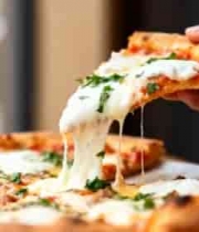  手拿拉丝披萨特写226#横屏 	 