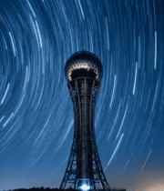 夜空下高塔与星轨景象666#横屏 