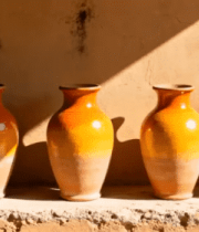 阳光下摆放的陶制花瓶4270#横屏 