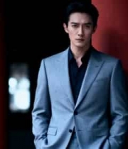  身着西装男士靠墙站立482#横屏 	 