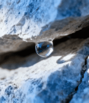 岩石缝隙间的水滴特写1941#横屏 