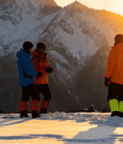 雪山下户外团队落日交流场景3567#横屏 