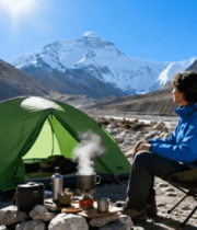 山下露营者坐在帐篷旁休息623#横屏 