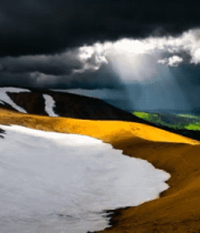 雪山山谷间穿透乌云的阳光4711#横屏 