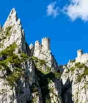  山峰上的古老城堡风景2402#横屏 	 -