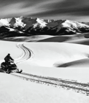 雪地中驾驶雪地摩托的人3243#横屏 