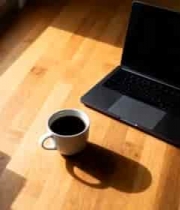  桌上笔记本电脑与咖啡书籍场景2605#横屏 	 