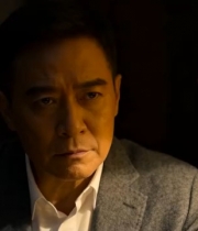  桌边沉思的西装男子735#横屏 	 