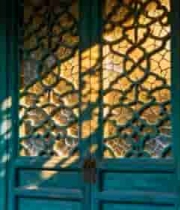  中式古建筑绿色雕花门窗特写1990#横屏 	 