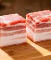  砧板上的新鲜五花肉块1878#横屏 	 -