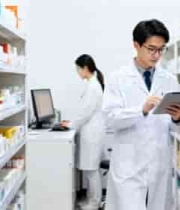  药店医生使用平板查看药品807#横屏 	 