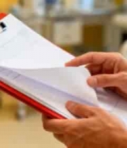  医生手持病历夹查看记录1409#横屏 	 