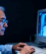  医生查看电脑上的光影像1954#横屏 	 -