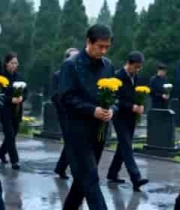  人群墓地手持菊花缅怀场景654#横屏 	 