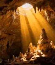  溶洞内阳光透射钟乳石景观2870#横屏 	 -