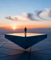  人物立于悬浮平台上的科幻场景2603#横屏 	 - 