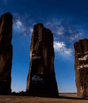 空下的柱状岩石景观996#横屏 