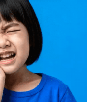 小女孩捂着脸表情痛苦2766#横屏 