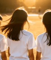 校园中三个女孩背影画面4116#横屏 