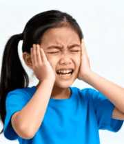 小女孩双手捂耳表情烦躁710#横屏 