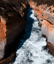 峡谷间海浪冲击岩石景观4649#横屏 