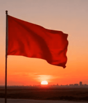 夕阳下飘扬的红色旗帜1031#横屏 