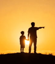 阳下父子牵手指向远方2366#横屏 